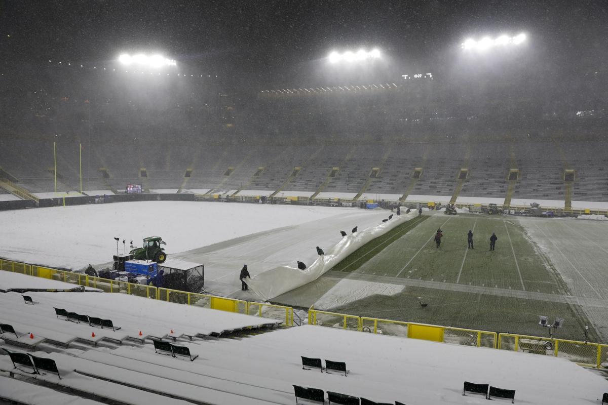 LIVE BLOG: Packers defeat Titans 40-14 at snowy Lambeau Field