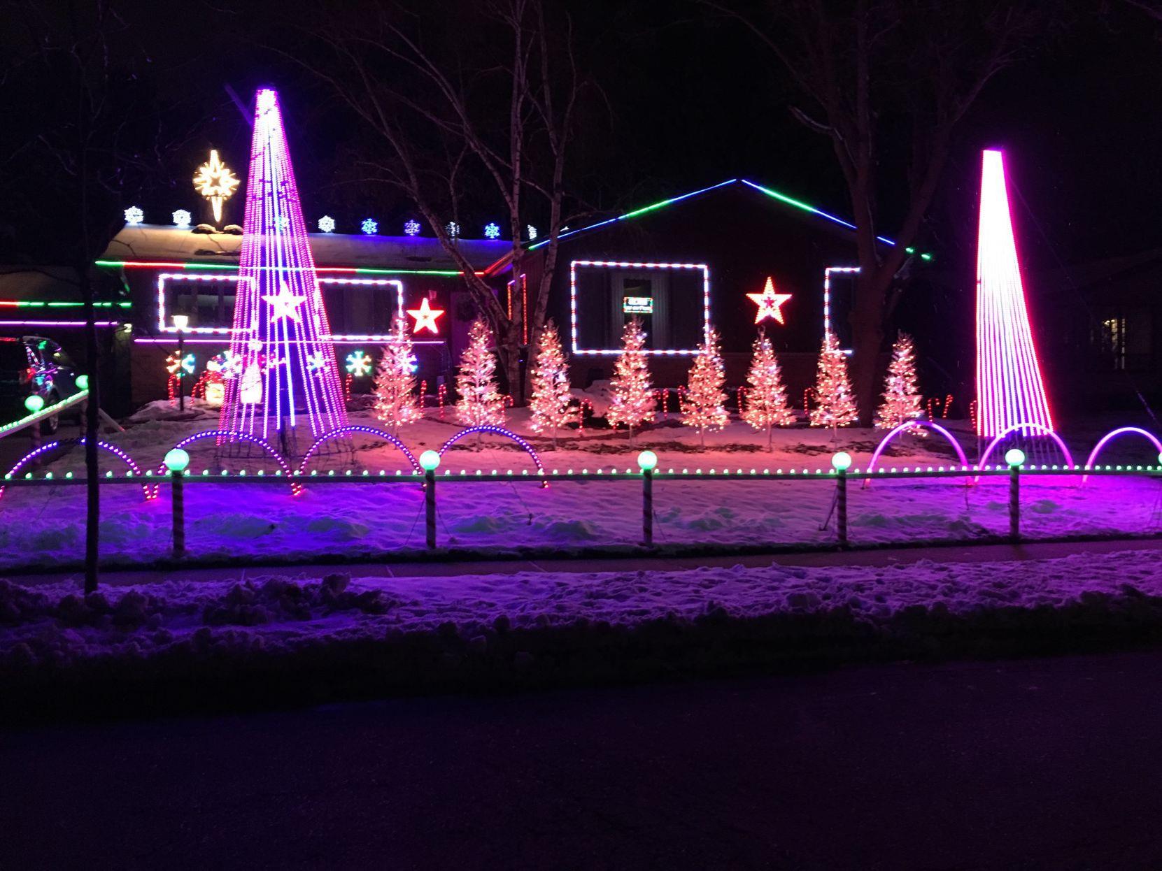 Christmas Lights Madison Wi 2022 Christmas-Light Tourists Don't Want To Miss Colony Drive Display | Local  News | Madison.com