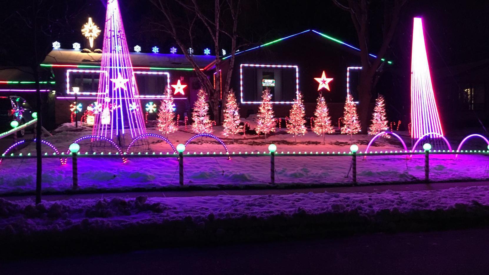 Christmas Light Tourists Don T Want To Miss Colony Drive Display Local News Madison Com Edgerton Wi Christmas Lights 2021