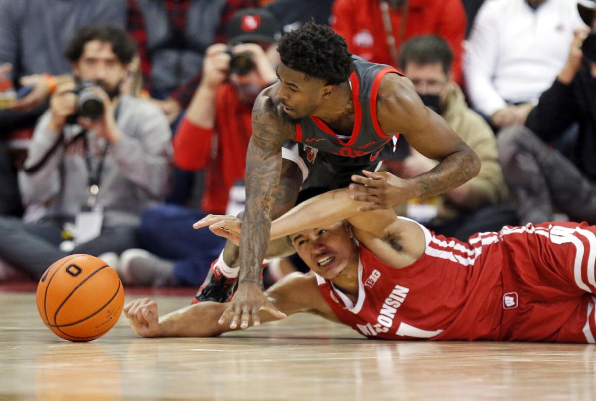 Wisconsin Badgers men's basketball: Johnny Davis leaves Nebraska game with  injury after flagrant foul - Bucky's 5th Quarter