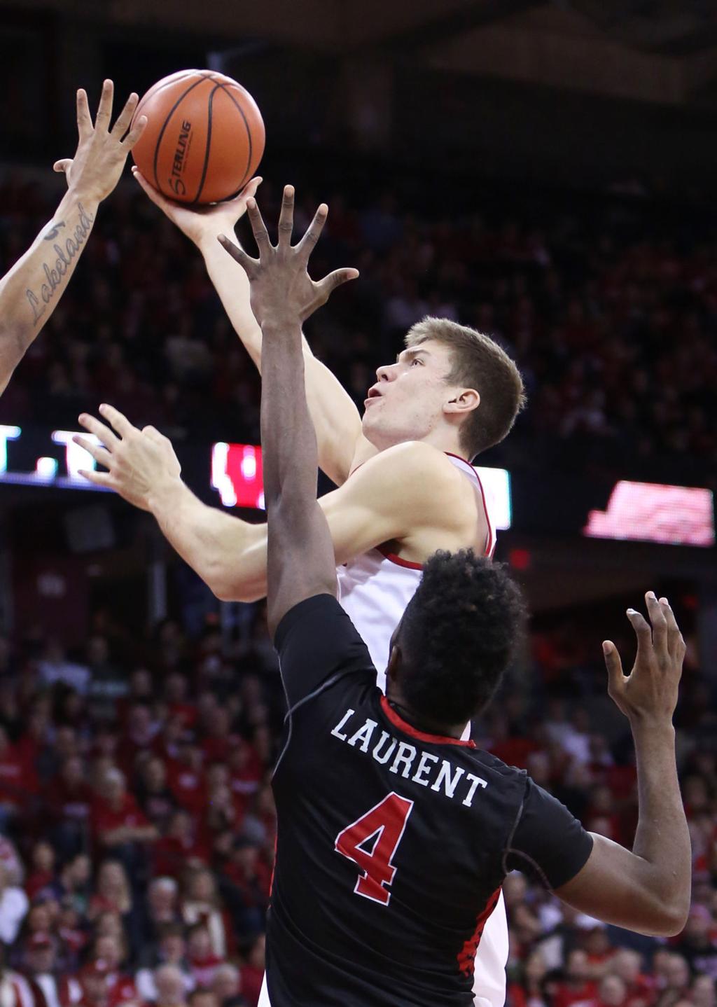 Badgers Men S Basketball Zak Showalter S Career Day Leads Uw To
