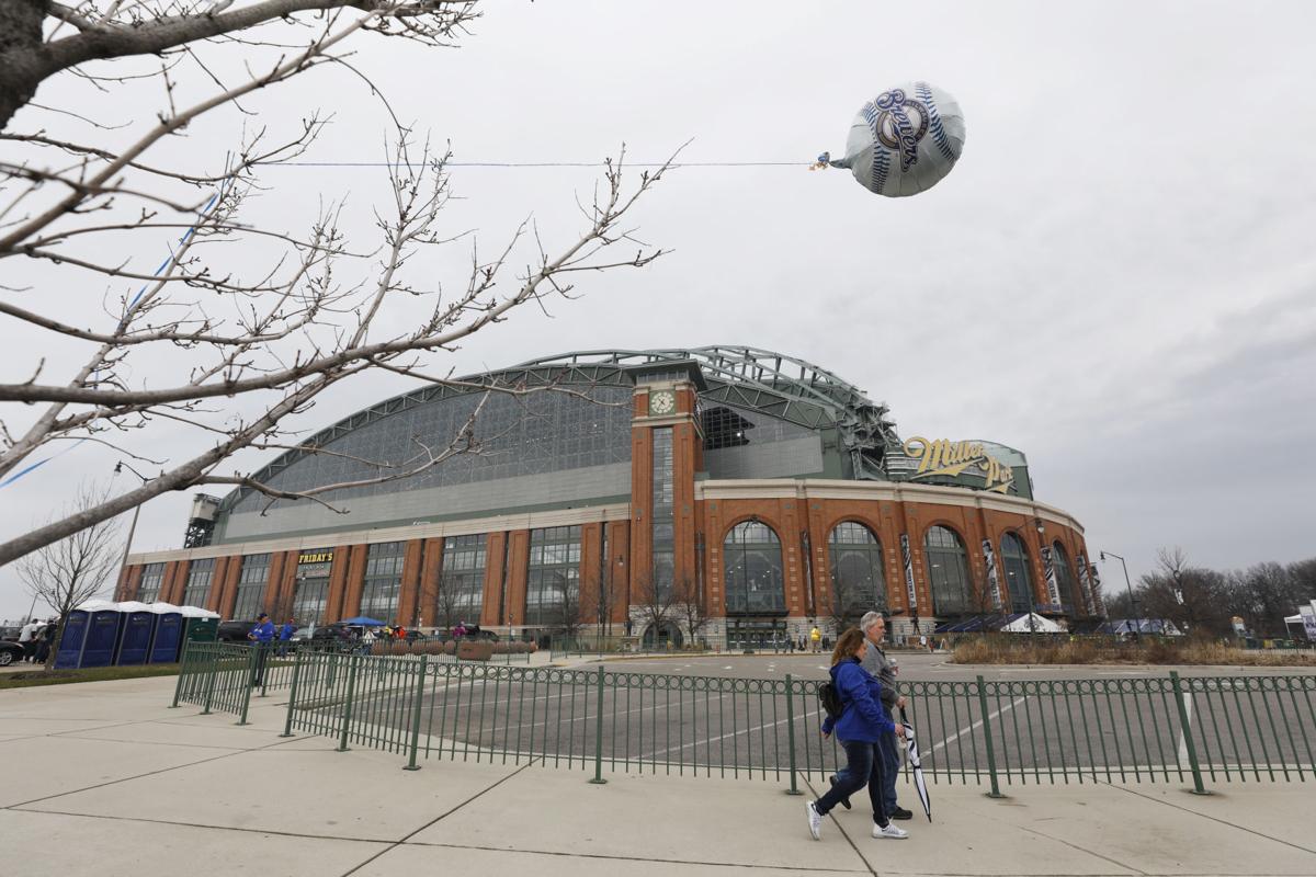 1st Class Fans:' Ryan Braun surprises Bay View family during