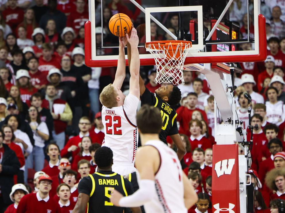 Wisconsin men #39 s basketball collapses late against Oregon