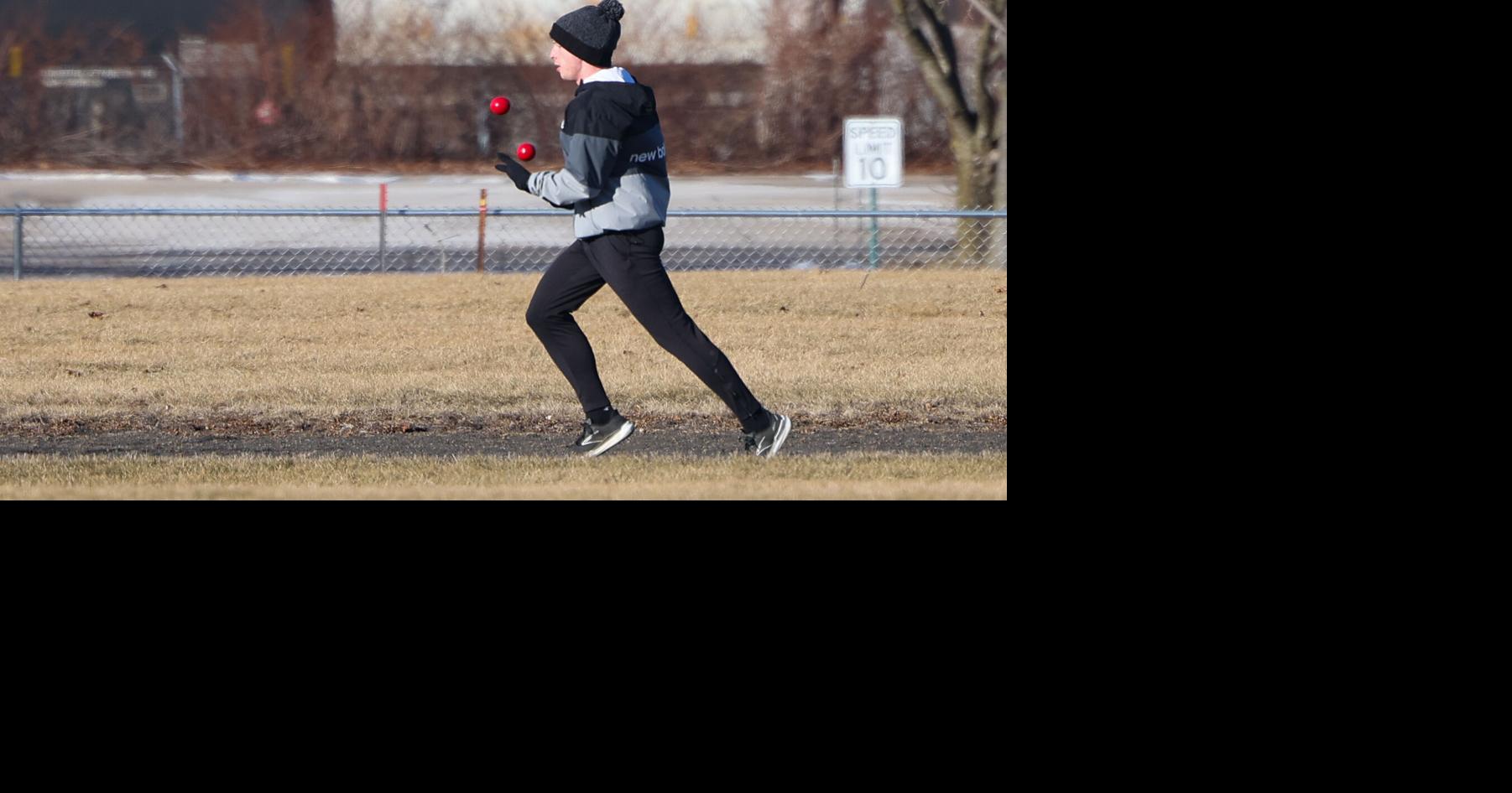Wisconsin runner is a joggler: He juggles while jogging