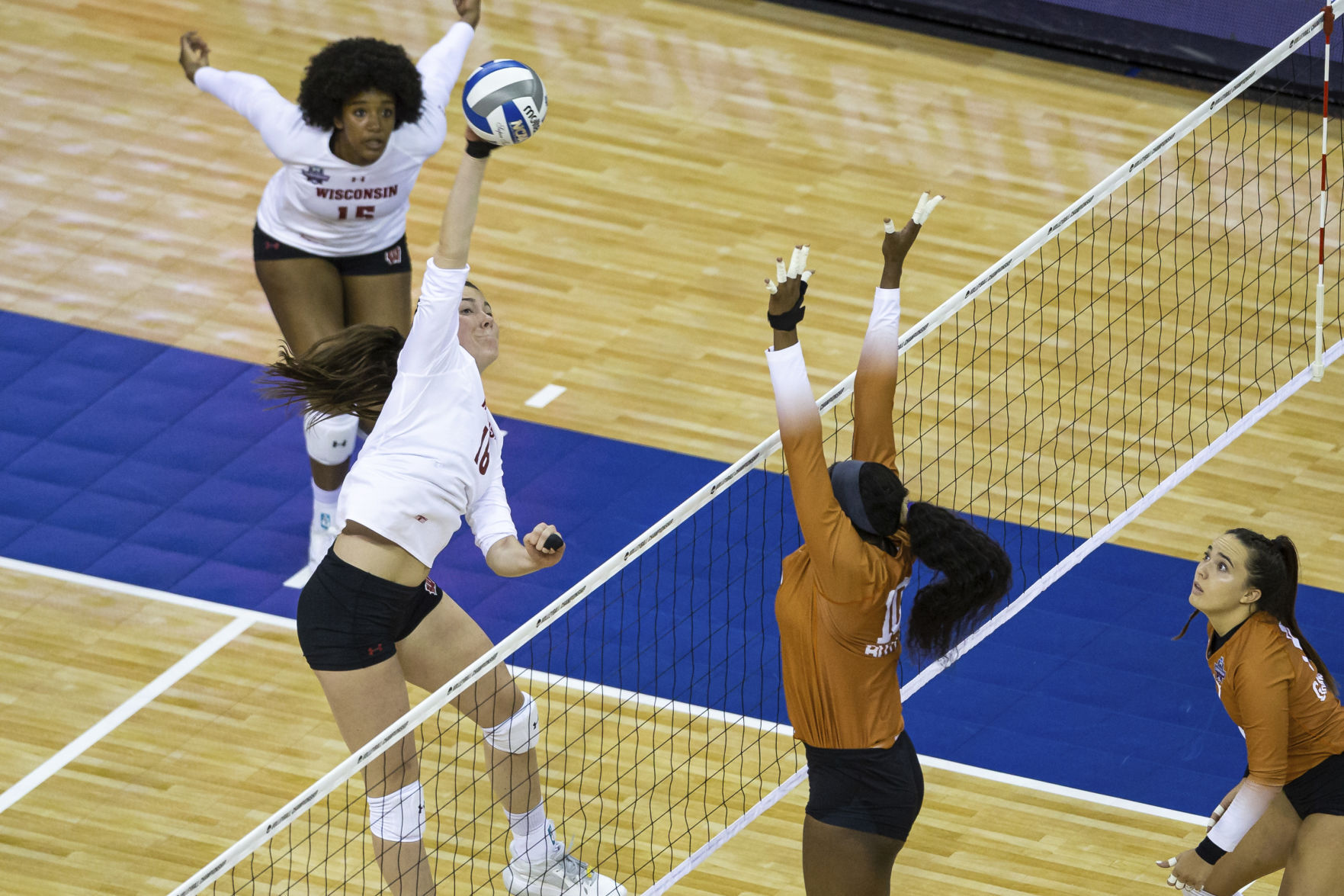 Badgers volleyball team loses key middle blocker Danielle Hart for season