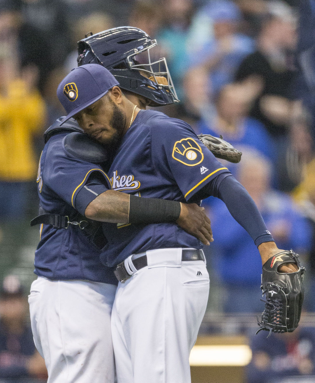 brewers: milwaukee beats reigning al cy young winner dallas