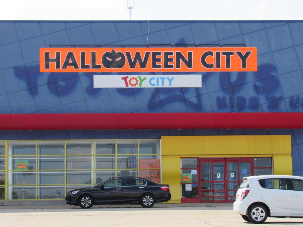 Former Toys R Us Building To Become Pop Up For Halloween And
