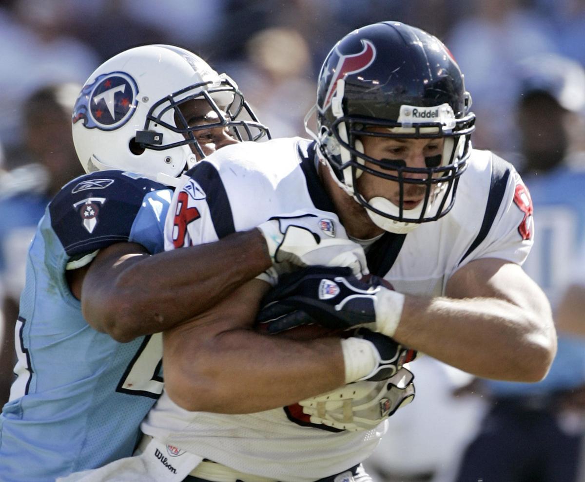 Las Vegas Raiders fullback Alec Ingold (45) talks with New Orleans Saints  linebacker Zack Baun …