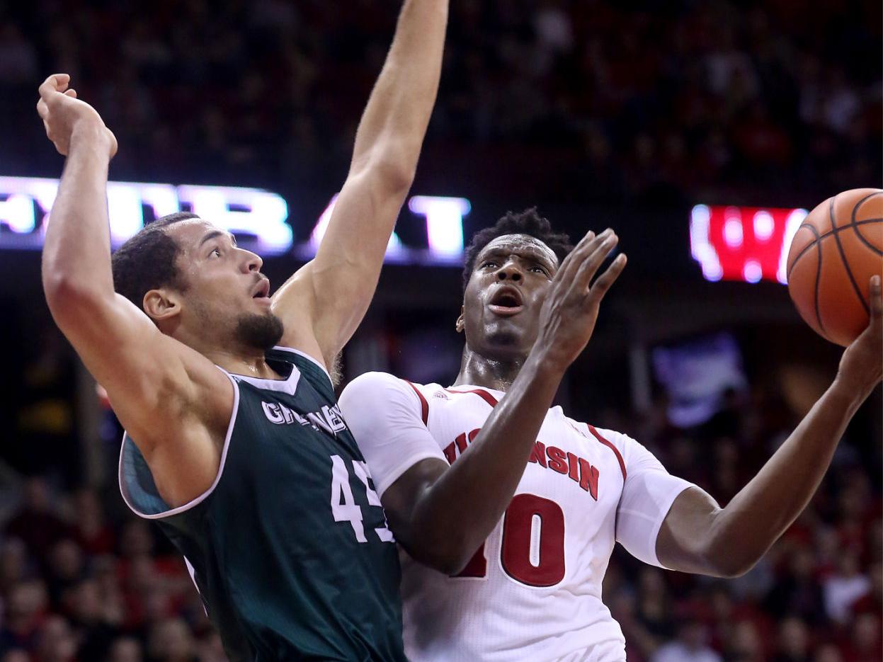 Badgers Men S Basketball Uw Builds Big Lead Holds Off Uw Green Bay Wisconsin Badgers Men S Basketball Madison Com