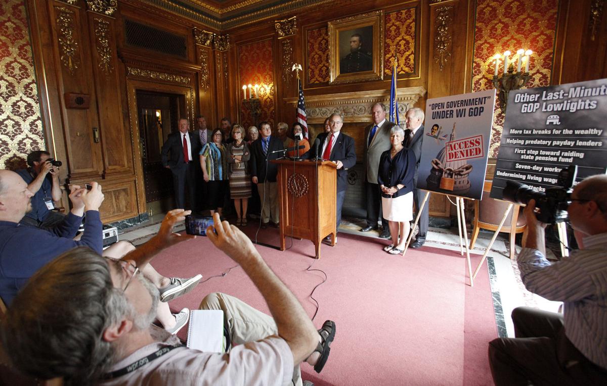 Democrats call for constitutional amendment protecting open government