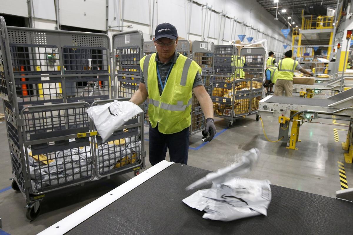 Amazon To Bring 500 Jobs To Beloit With 105 Million Fulfillment Center Business News Madison Com