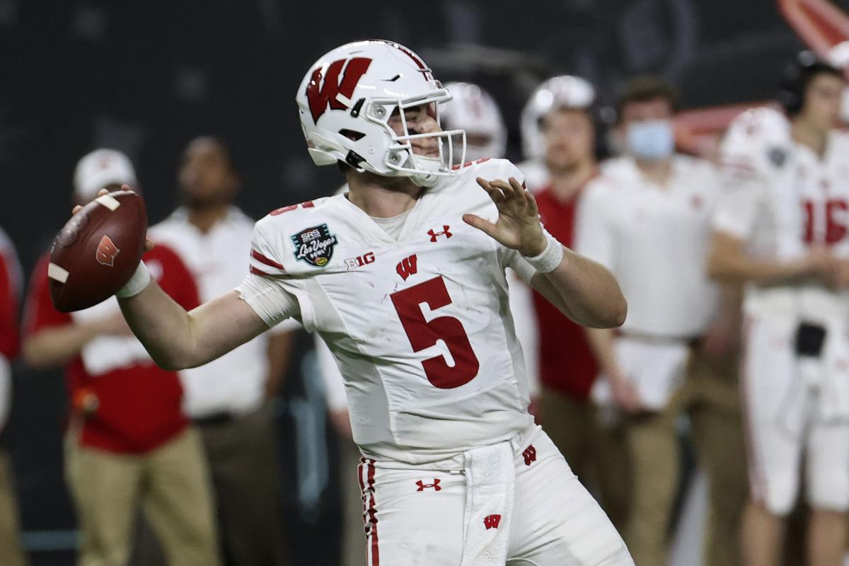 Leo Chenal's 'great week' includes engagement, Wisconsin bowl win