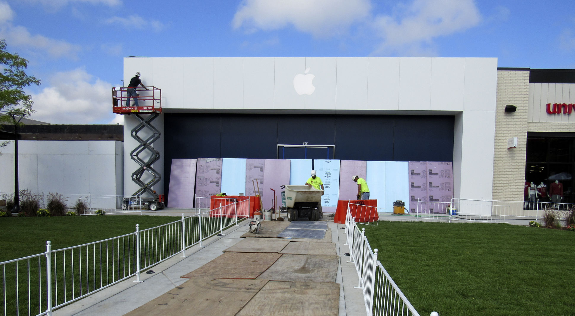 Apple Store moving to Hilldale Shopping 