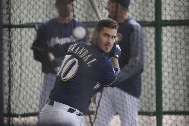 Brewers introduce Yasmani Grandal