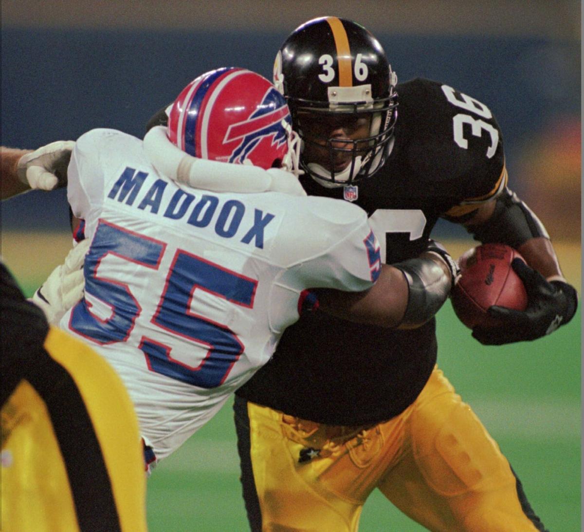 Buffalo Bills linebacker Mark Maddox sheds blocker during a game