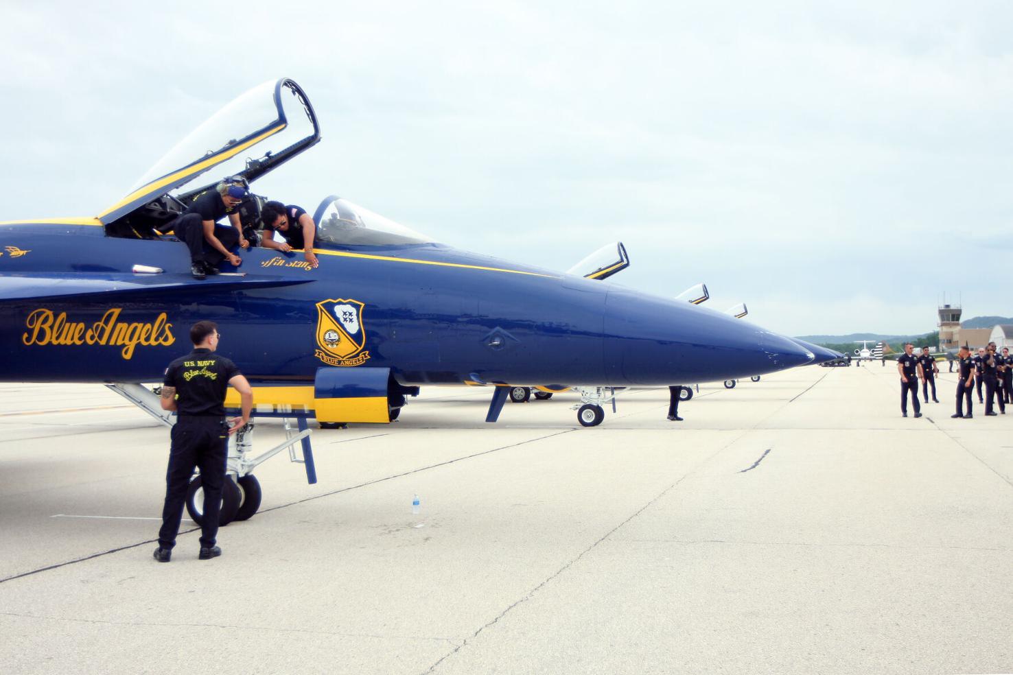 Blue Angels and F22 Raptors arrive in La Crosse for Deke Slayton Airfest
