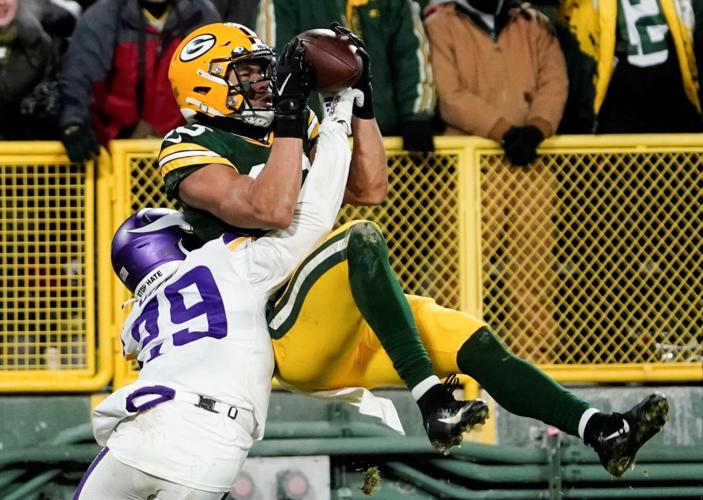 Packers rout Vikings to clinch home-field advantage, playoff bye