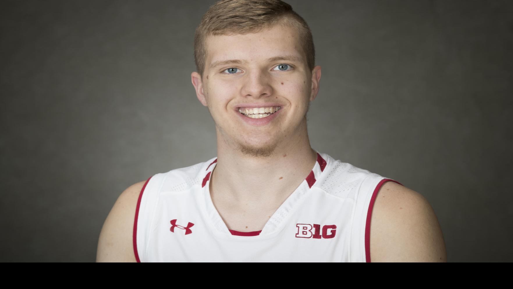 6 8 Forward Taylor Currie Latest To Transfer Out Of Wisconsin