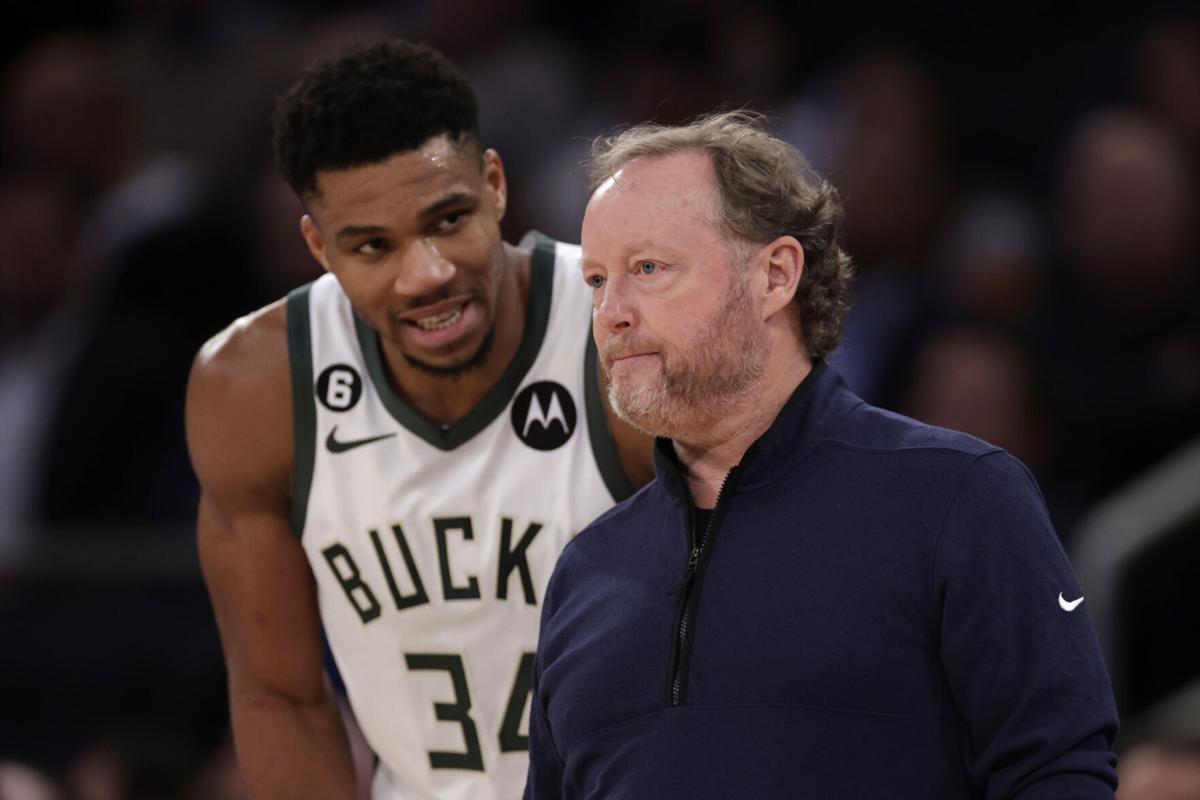 Entire Bucks roster jumps the King's mascot : r/nba