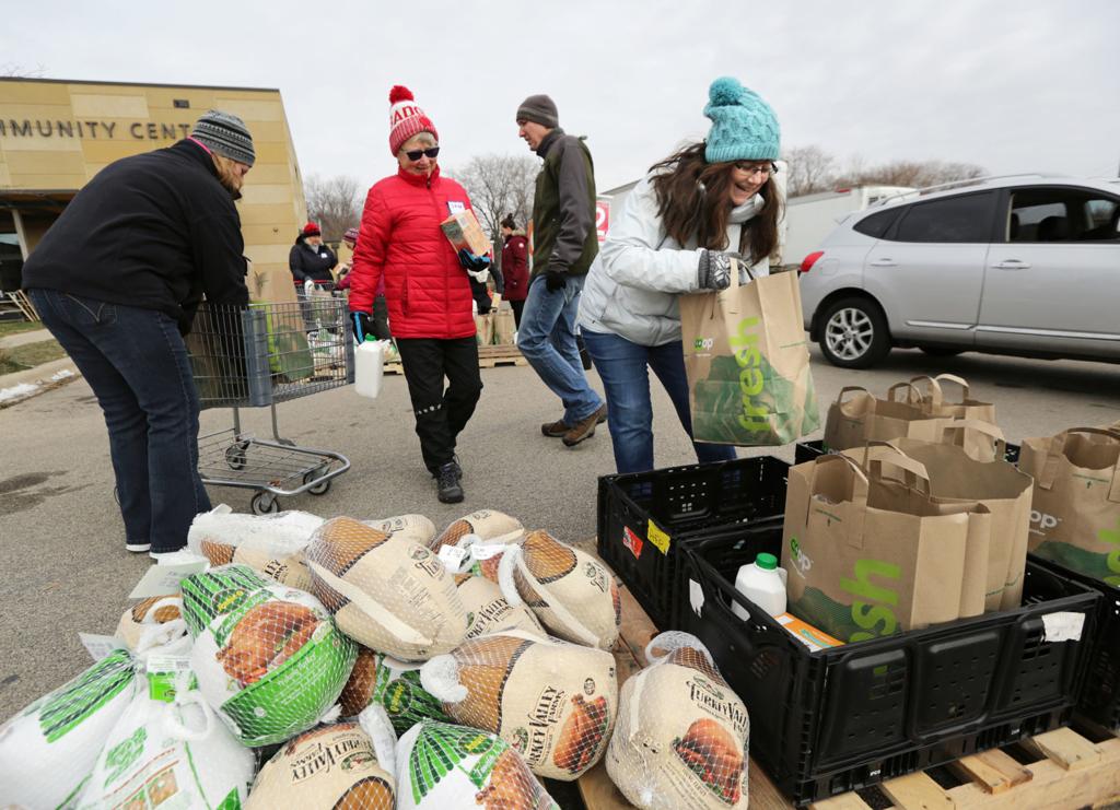 Turkey Stuffing And Pumpkin Pie Thousands Of Needy Get Food For Thanksgiving Local News Madison Com