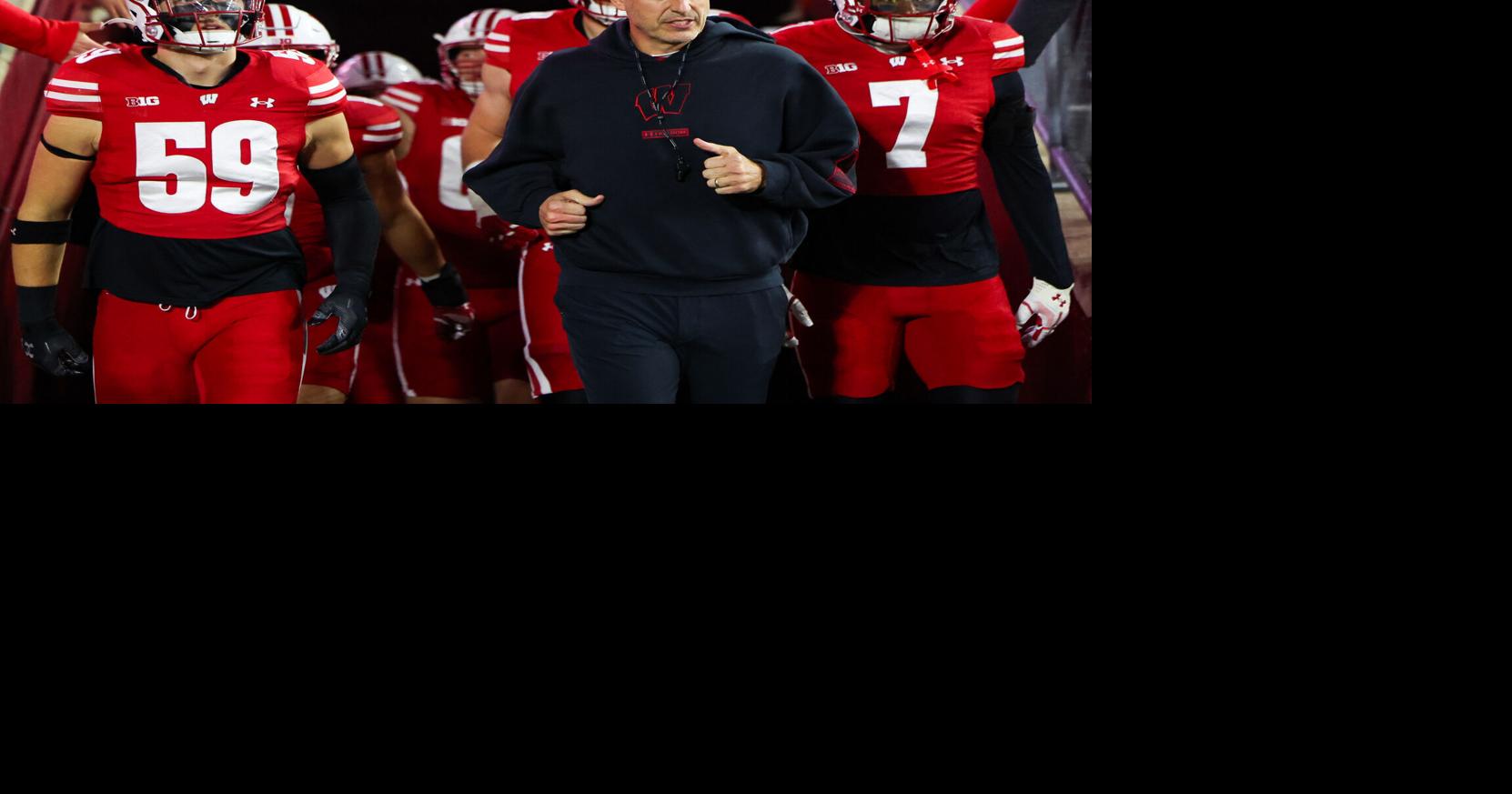 Rewind: Wisconsin upsets Illinois 27-10, fans storm field