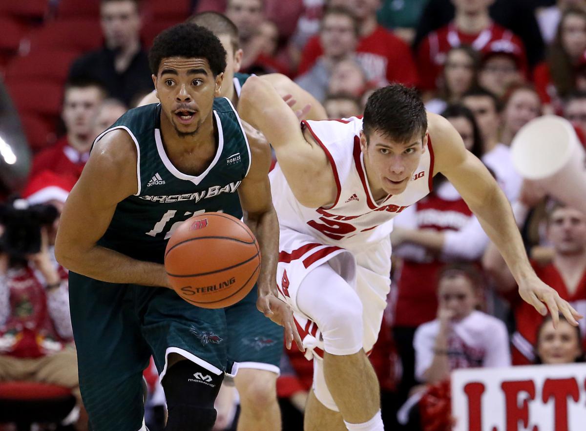 Badgers Men S Basketball Uw Builds Big Lead Holds Off Uw Green Bay Wisconsin Badgers Men S Basketball Madison Com