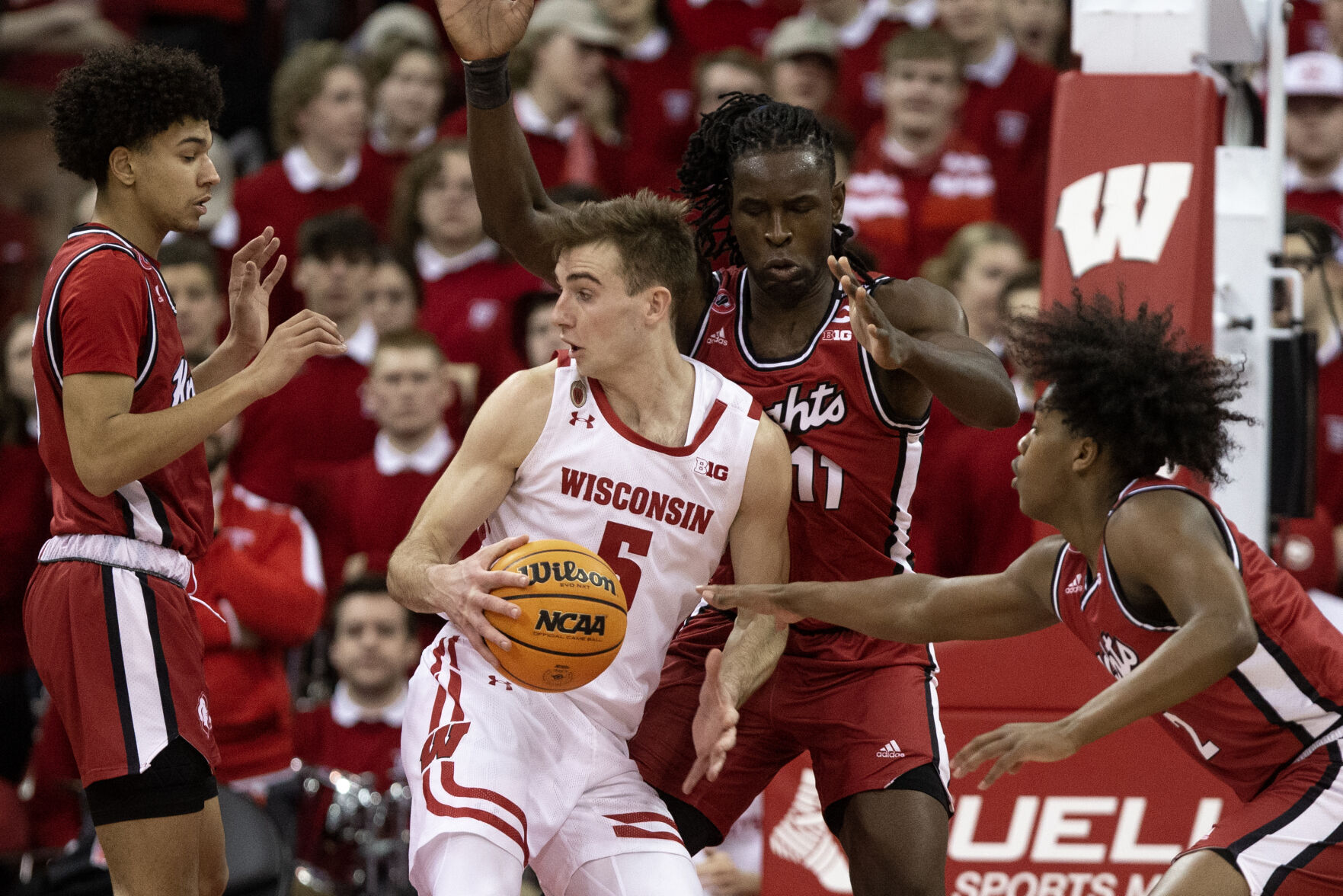 Winter storm forecast hasnt disrupted Wisconsin-Iowa mens basketball game