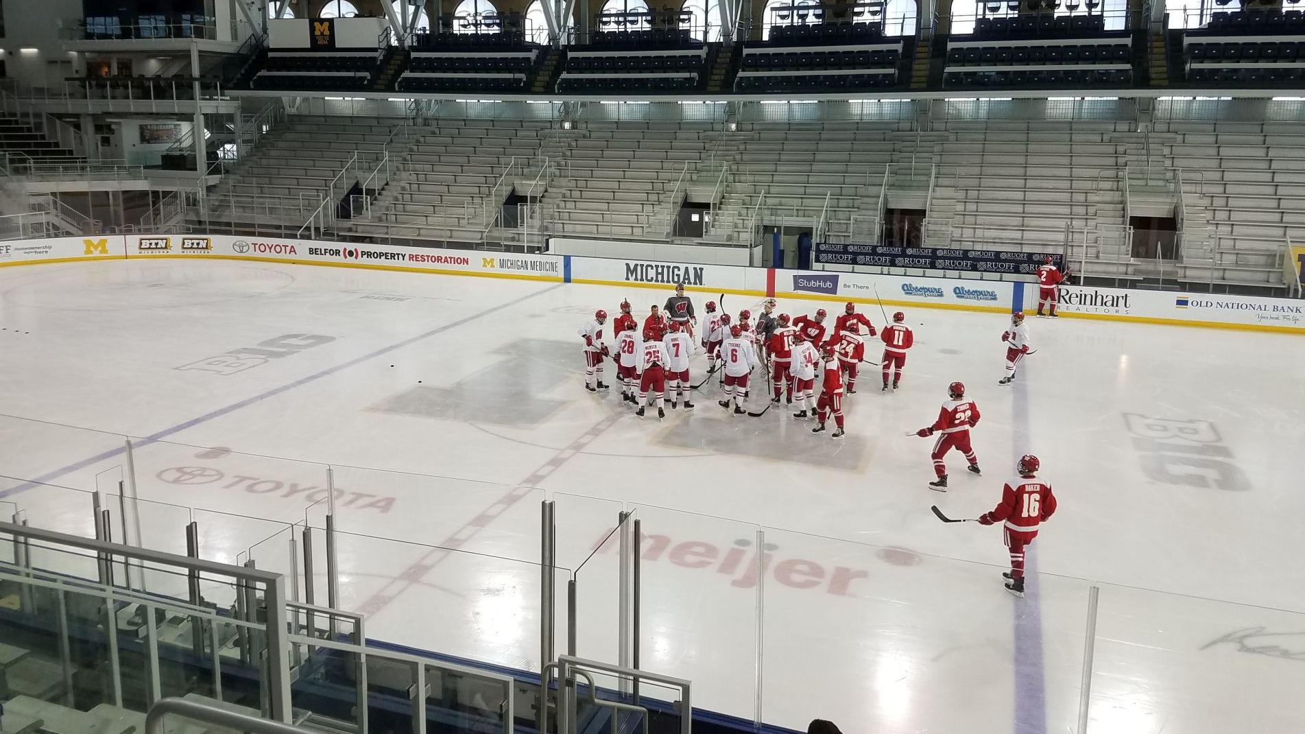 Wisconsin Badgers Men S Hockey Team Emphasizes Playing As A Group Against Michigan Wisconsin Badgers Hockey Madison Com