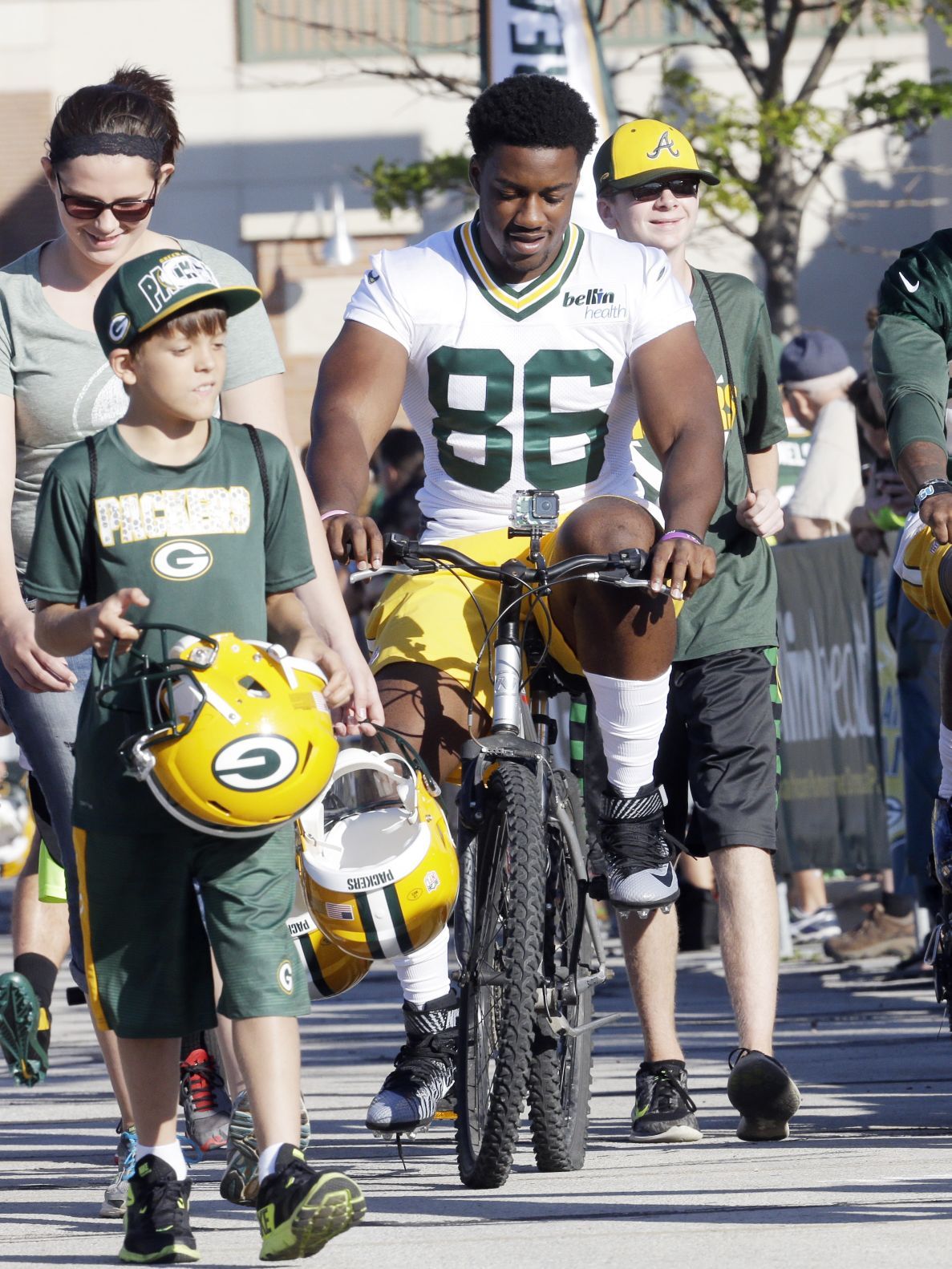 Green Bay Packers' Jimmy Phillips rides a bike to NFL football training  camp Thursday, July 27, 2023, in Green Bay, Wis. (AP Photo/Morry Gash Stock  Photo - Alamy