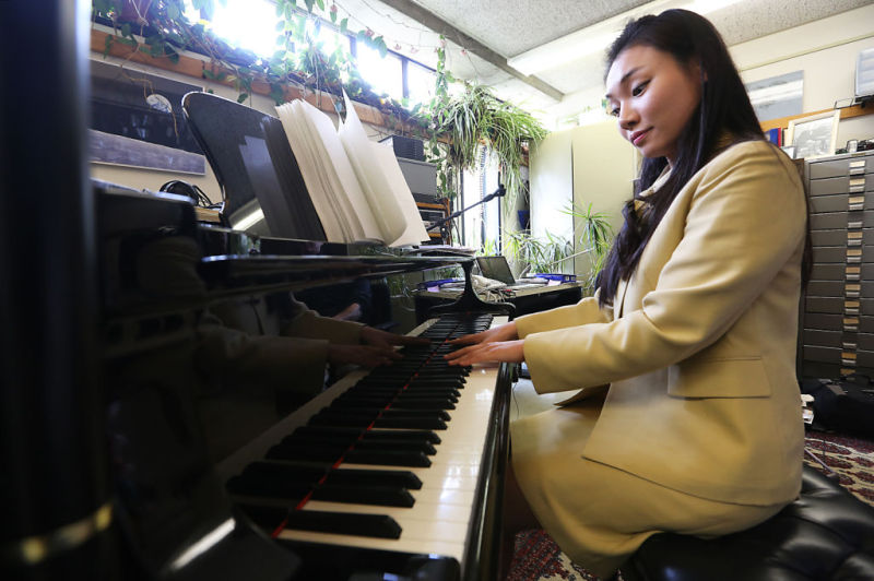 blind asian girl pianist Blind asian girl pianist