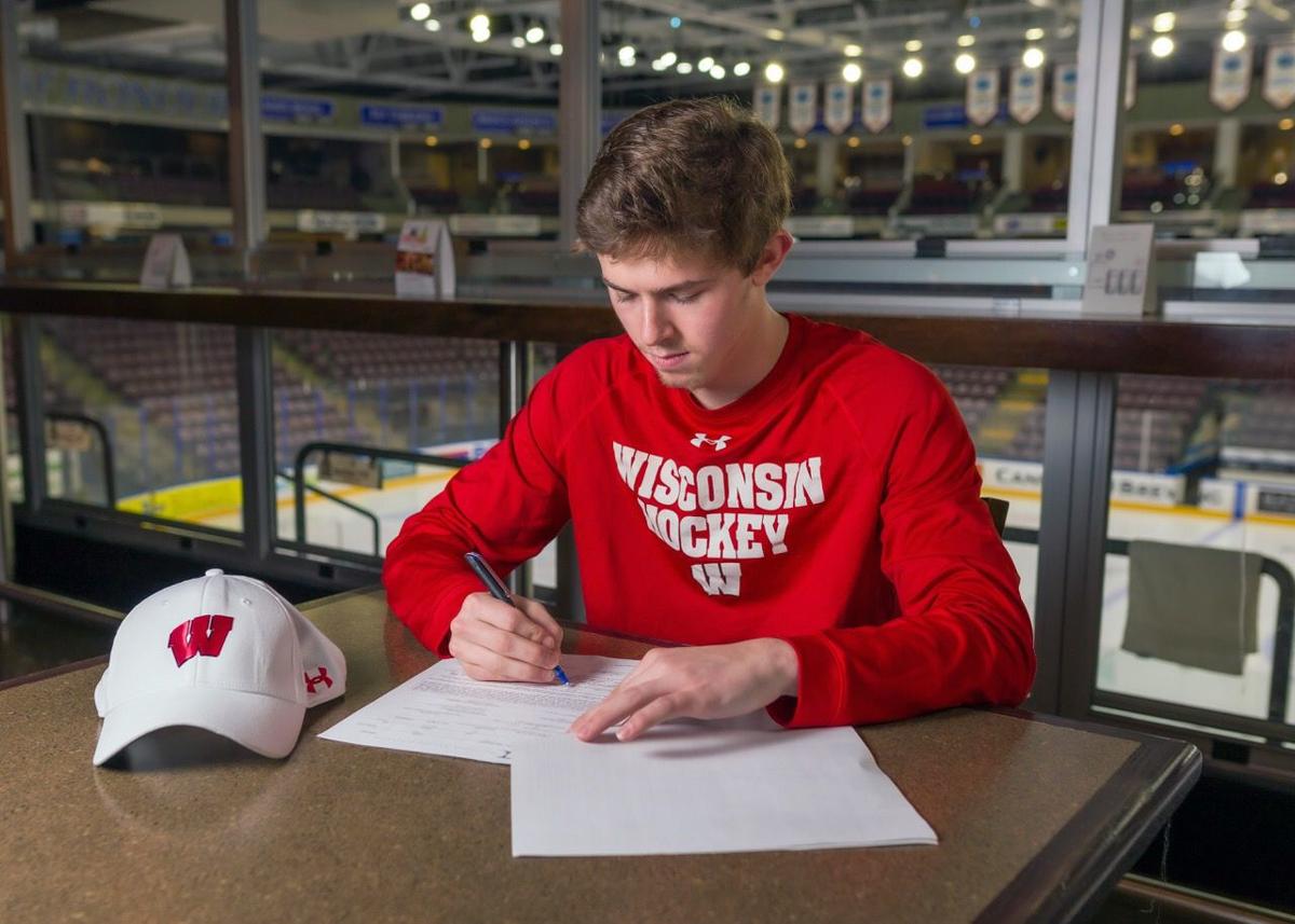 Season ticket base shrinks for Wisconsin Badgers men's hockey, but early  attendance figures show growth