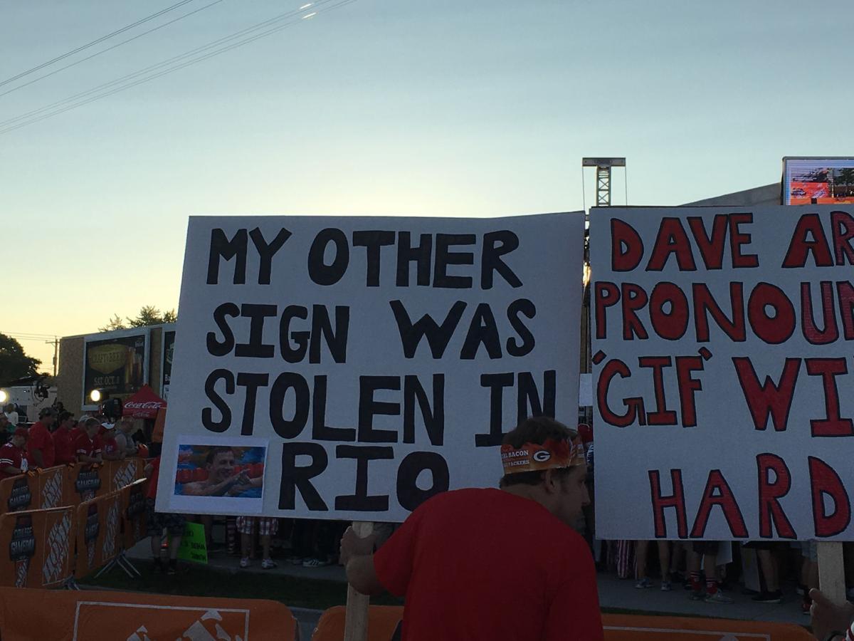 Photos The Best Signs From Espn S College Gameday At Lambeau