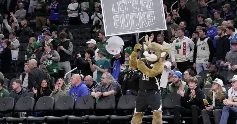 Bucks sign 7-foot center ahead of training camp