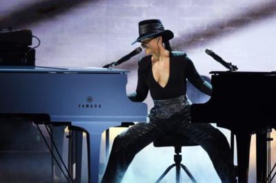 People Are Amazed At Alicia Keys Playing 2 Pianos At Once