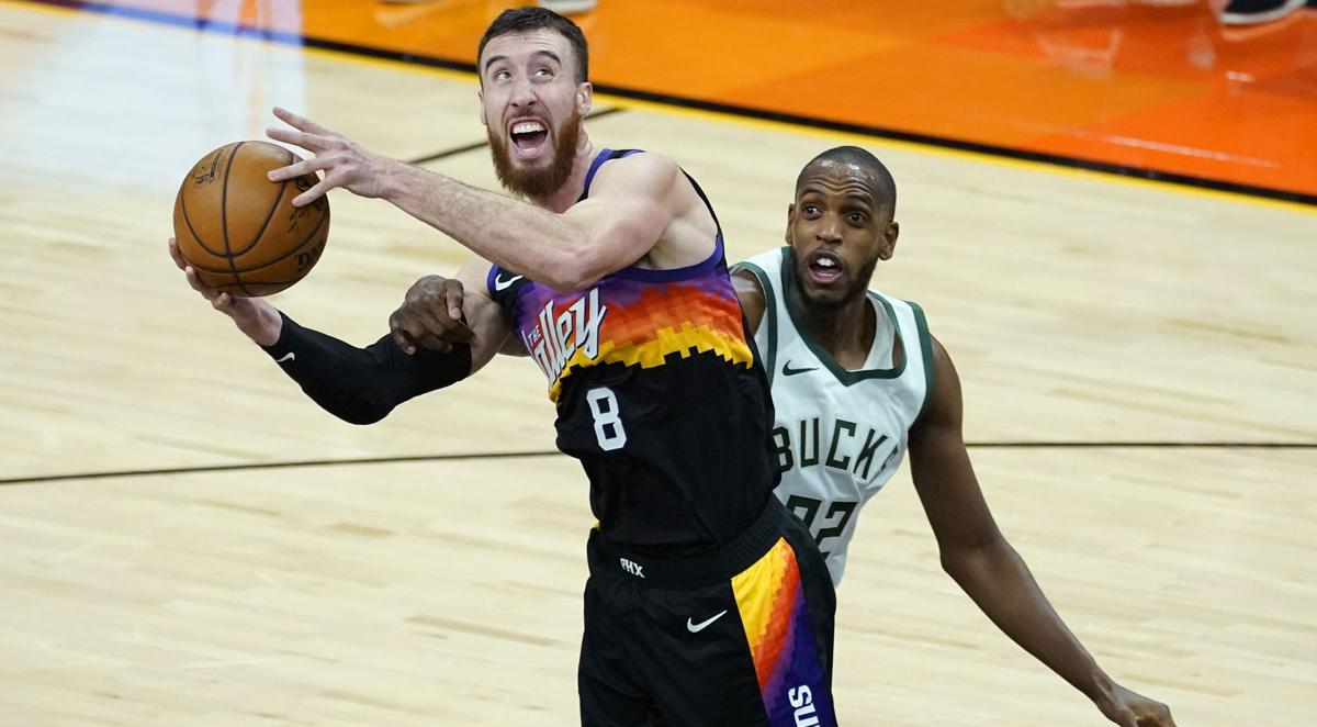 Frank Kaminsky fouled by Khris Middleton, AP file photo