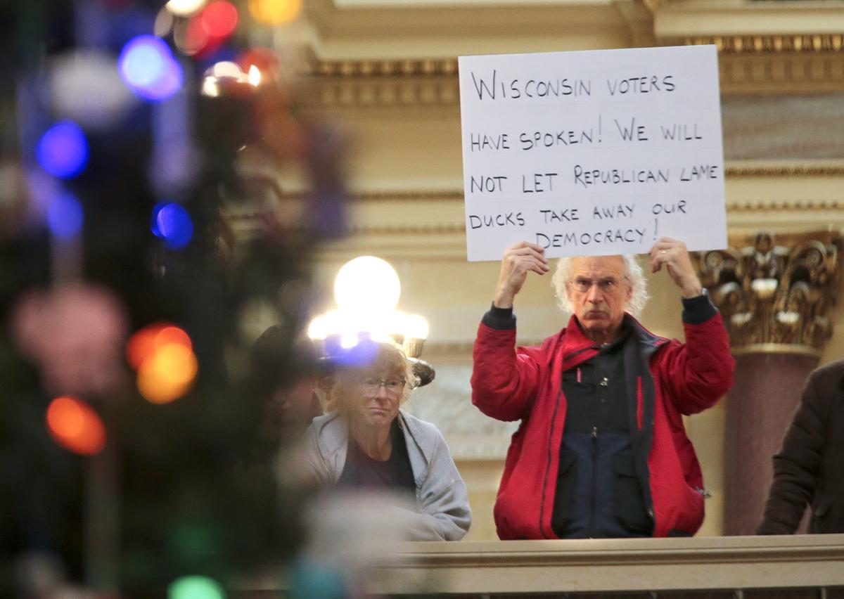Protesters challenge Scott Walker during Christmas Tree ceremony