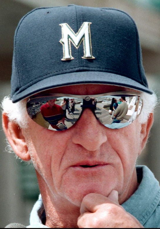 Broadcaster Bob Uecker speaks before a baseball game between the Milwaukee  Brewers and the Cincinnati Reds Friday, Aug. 5, 2022, in Milwaukee. (AP  Photo/Aaron Gash Stock Photo - Alamy