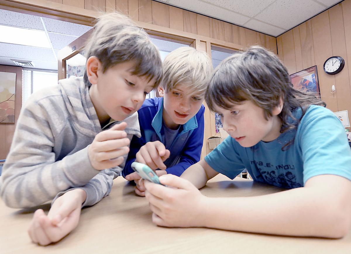 Students look at PDF version of Ho Chunk Book