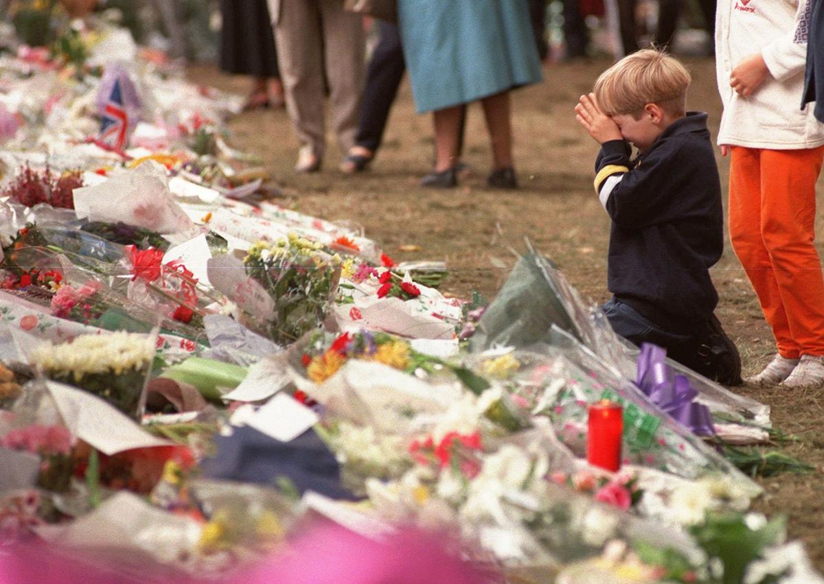 Photos Looking Back At The Funeral And Mourning Of Princess Diana 20 Years Later World News Madison Com