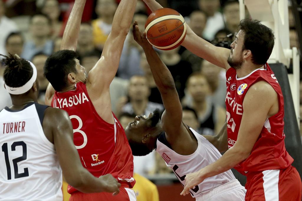Great Escape Khris Middleton Helps U S Edge Turkey In World Cup