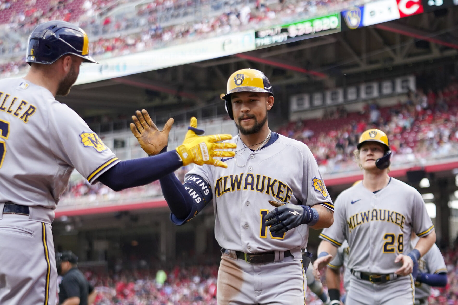 Brewers score 10 runs in first 3 innings, hold on to beat Reds