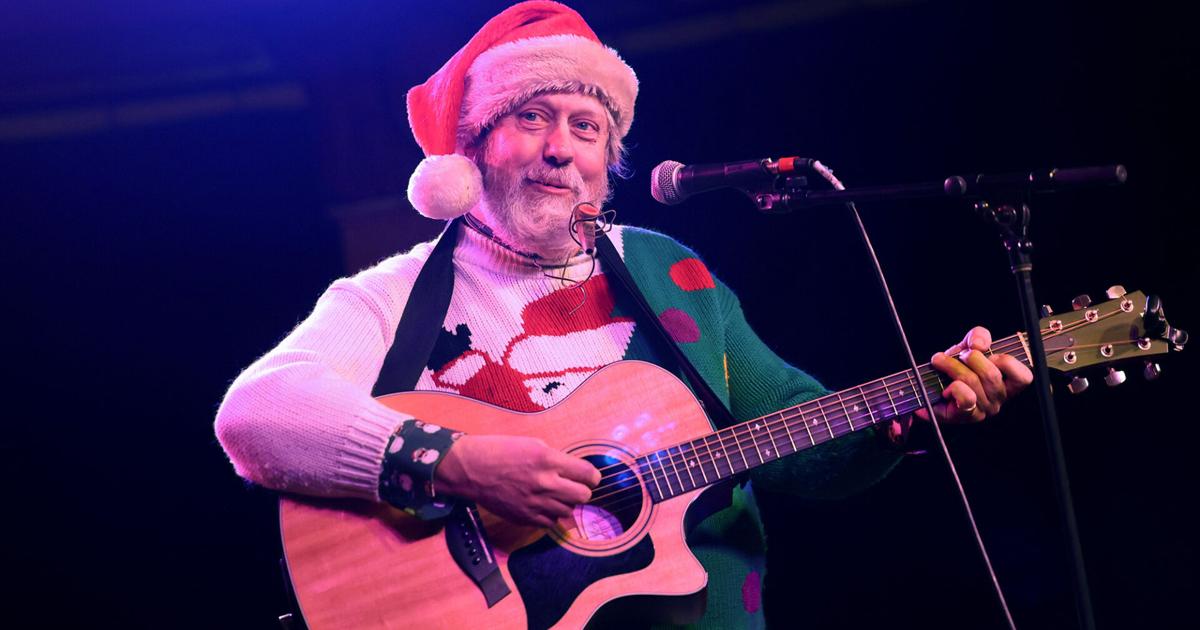 آرت بول شلوسر يؤدي سانتا كلوز في السجن