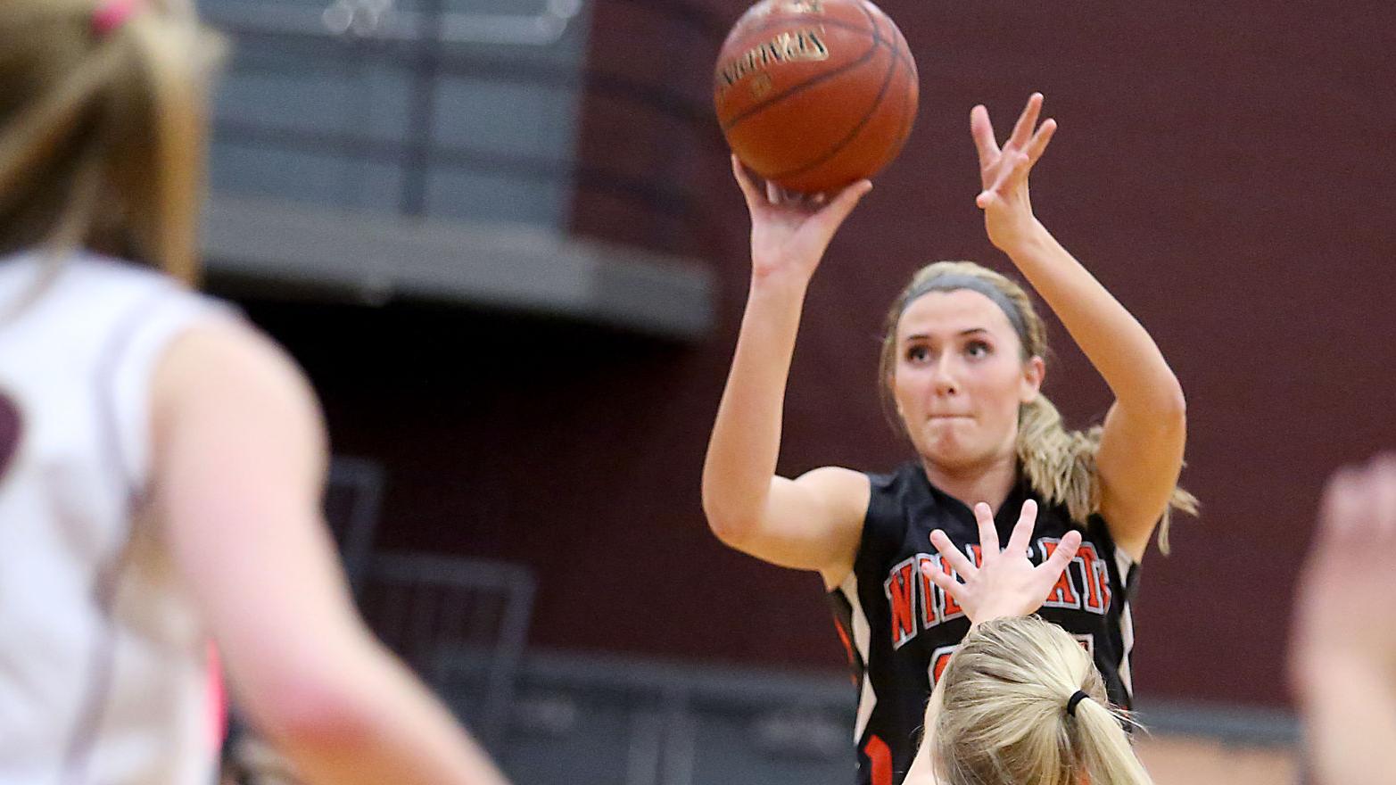 Verona S Alex Luehring Transfers From Uw Green Bay To Play For