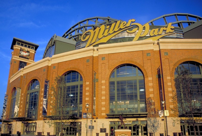 Chorizo falls during sausage race at Miller Park 