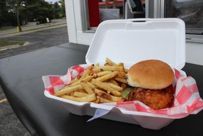 Let S Eat Little Red Barn Food Cart Keeps The Sliders Rolling