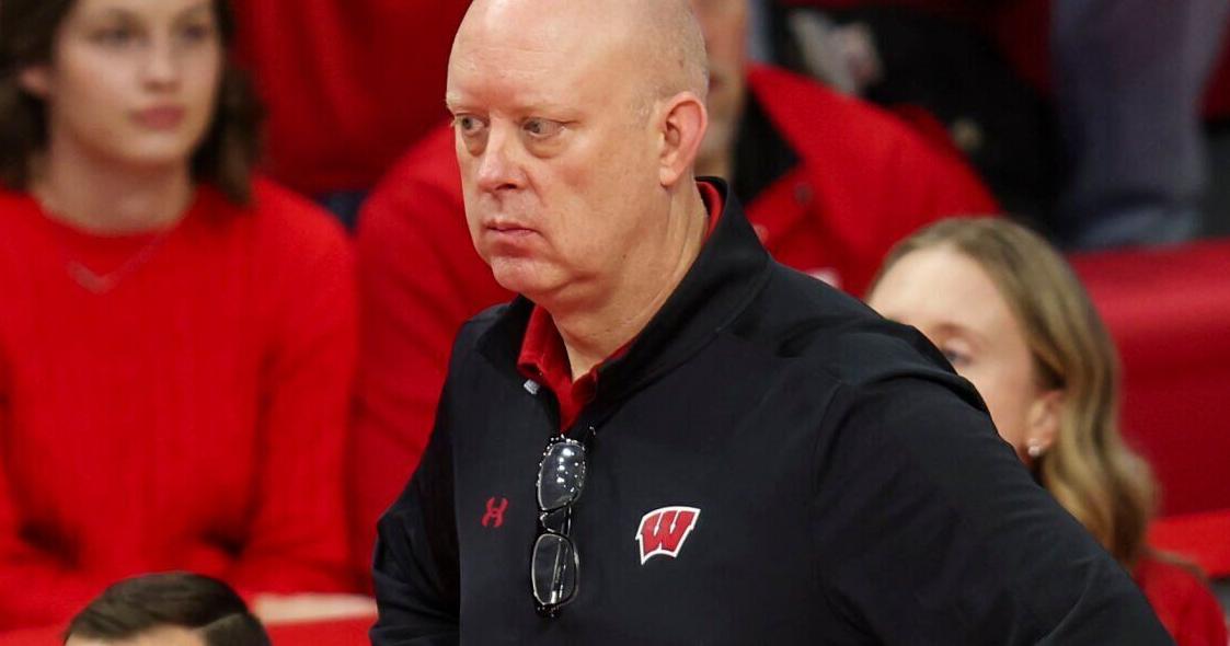 Wisconsin volleyball coach Kelly Sheffield due for a raise