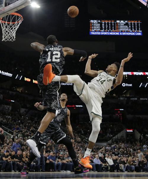 Lamarcus Aldridge Demar Derozan Lead San Antonio Spurs Past Milwaukee Bucks Basketball Madison Com