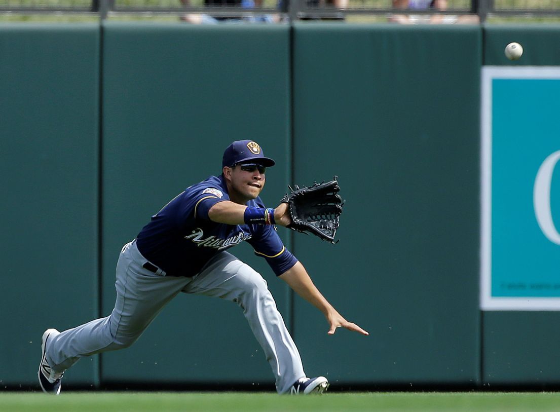 Brewers: Relief pitcher Will Smith tears LCL while taking off his shoe