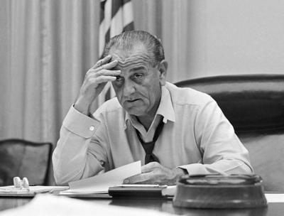 Resultado de imagen para Fotos de Lyndon B. Johnson firma un decreto que termina con el apartheid estadounidense
