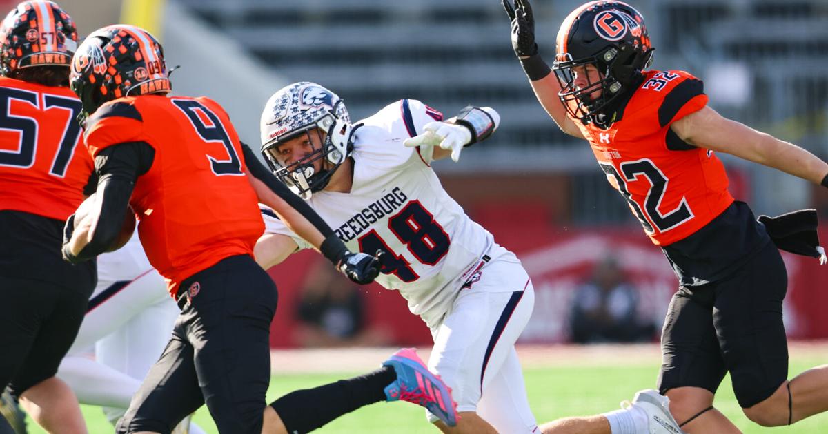 Photos Reedsburg, Grafton square off for Division 3 state football title